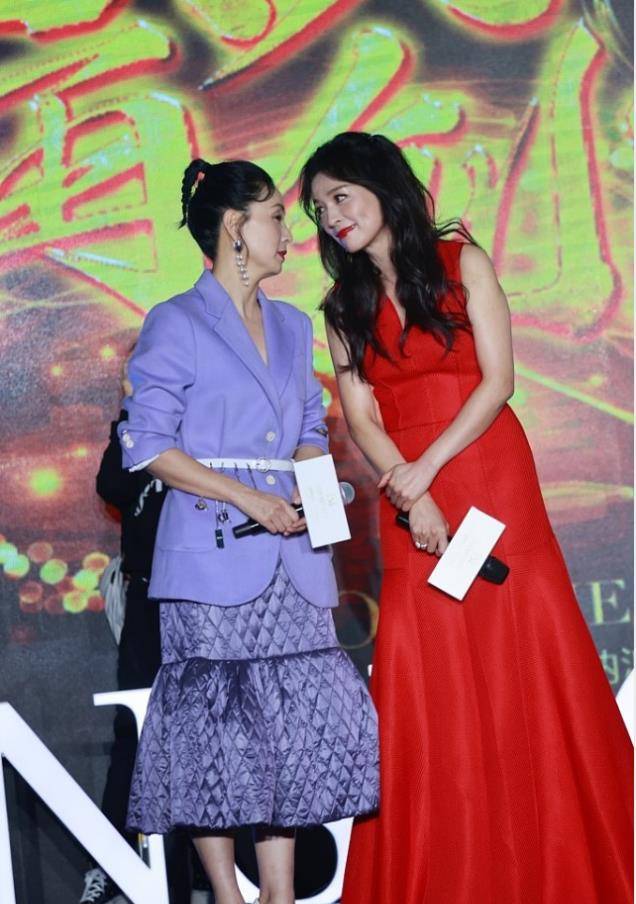 陶虹站在张庭身边,穿紫色服装气质温婉,虽赢了年龄但却输了造型_穿着