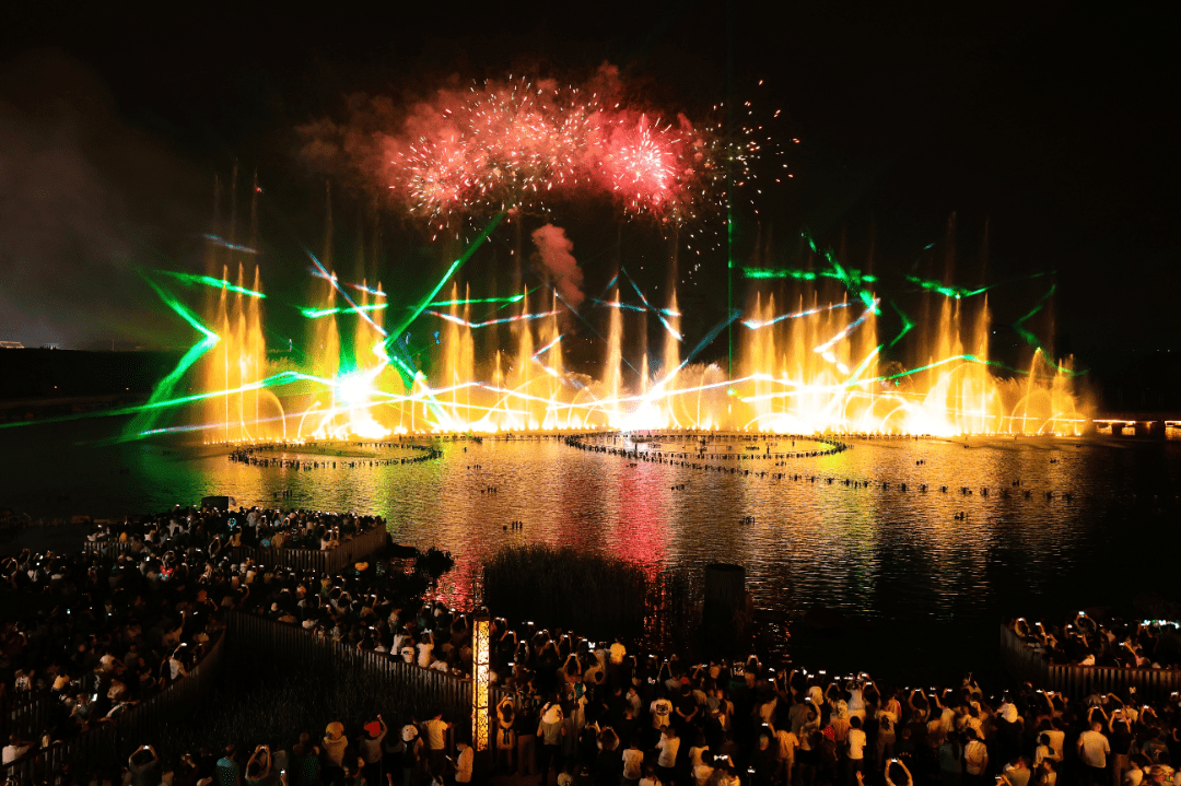 天河潭奇幻黔城烟花光影水秀活动持续到8月底超级浪漫月精彩不断