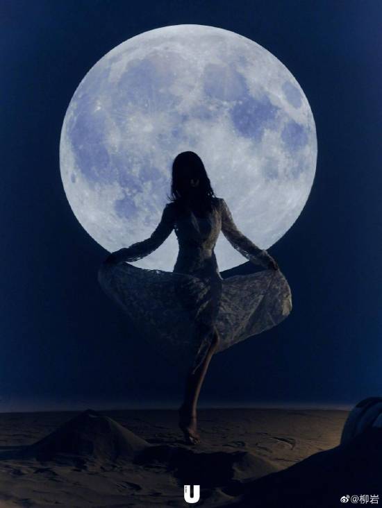 柳岩月下起舞大片氛围拉满穿一袭黑纱裙尽显轻盈古典美