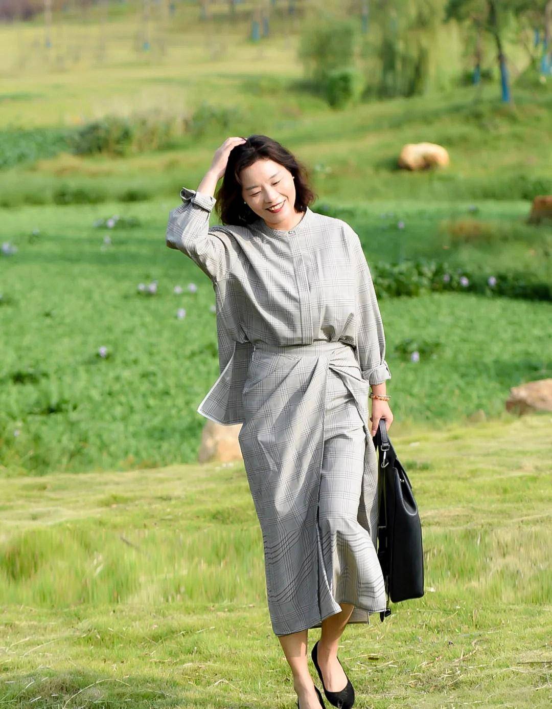 原创60岁微胖大妈真会穿穿衣简单又日常气质不比三木妈妈差