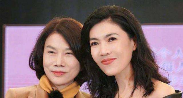 "名门痞女"洪晃:无情揭露上流社会的阴暗面,这些人有多虚伪_苏芒_生活