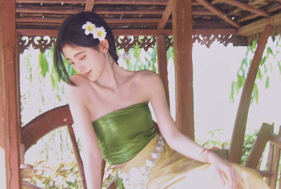 原创鞠婧祎大胆挑战傣族服摆拍不忘凹出直角肩精致深锁骨美成仙女