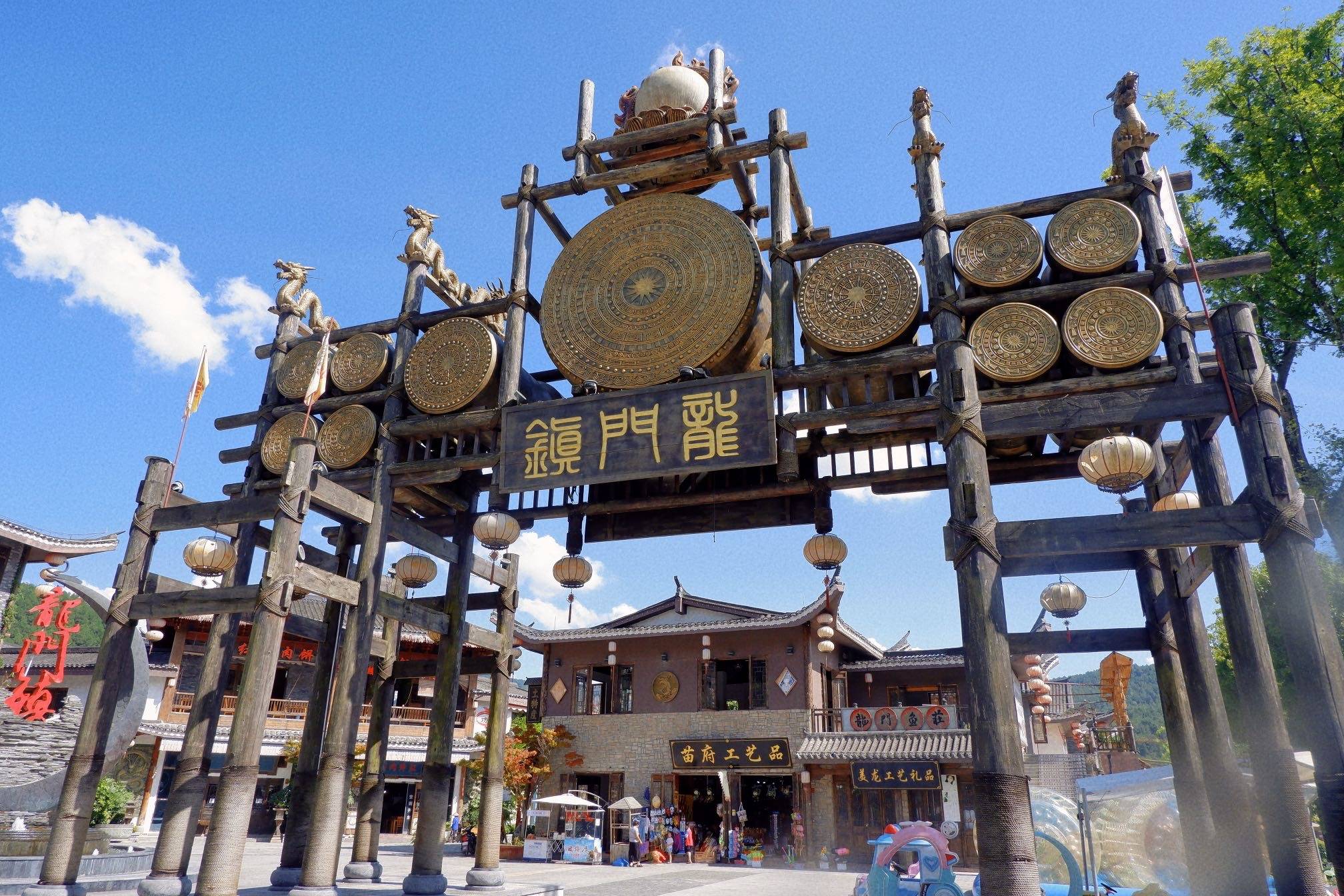 贵州悬崖上金色"水龙头",耗资百万,由12吨黄铜打造金龙吐水_龙门镇