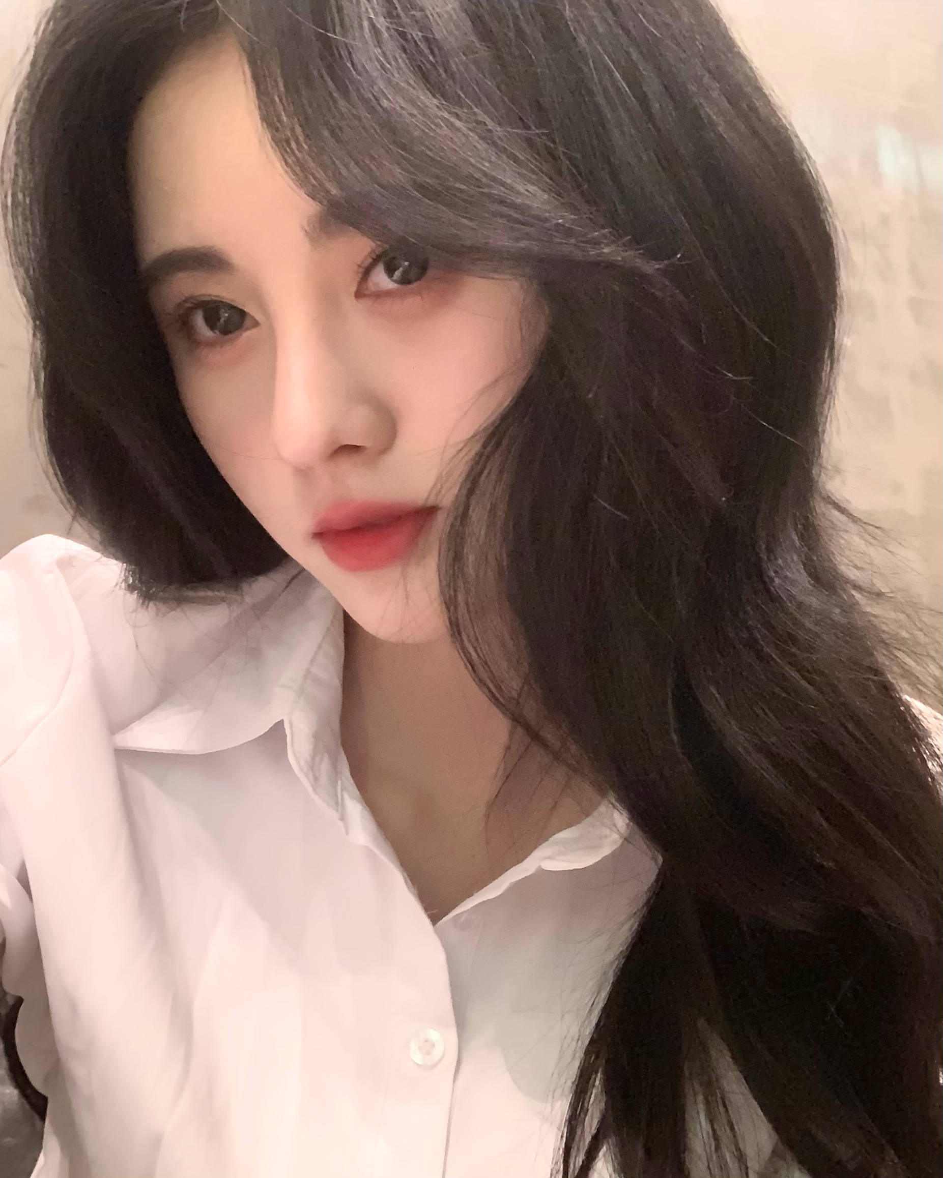 鞠婧祎把水洒到吴宣仪的裙子上,二人表情亮了,真是两个铁憨憨_蔡徐坤