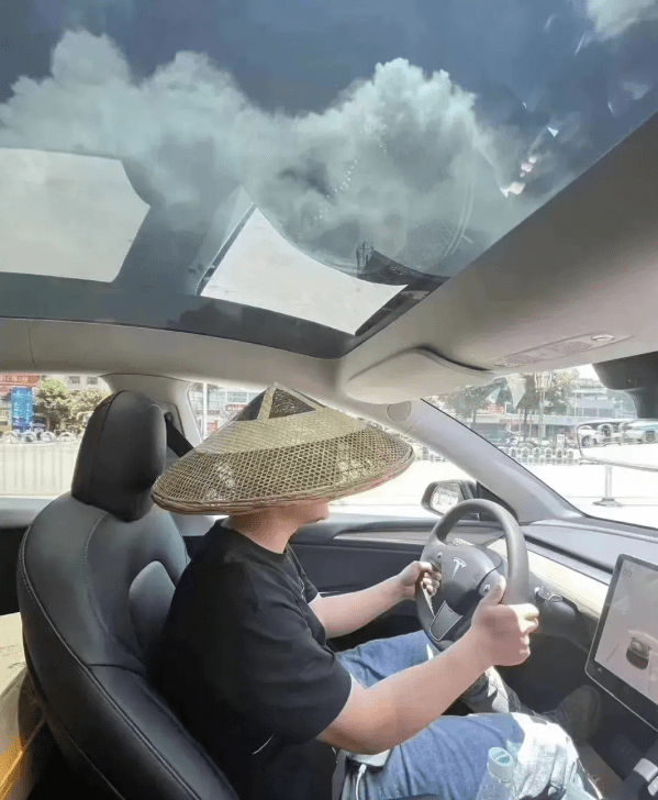 高温天气下开着一台拥有全景天窗的车烤肉是一种什么体验