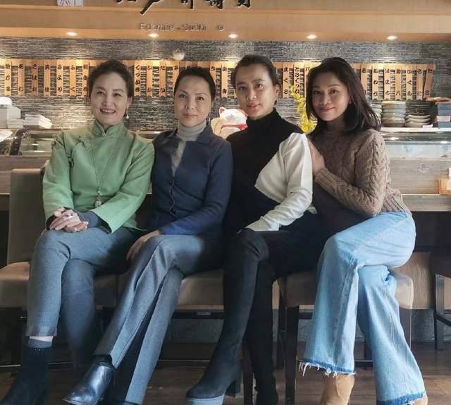 58岁李玲玉晒私下聚会照,颜值不输小8岁尤泓斐,史可也罕现身_穿着