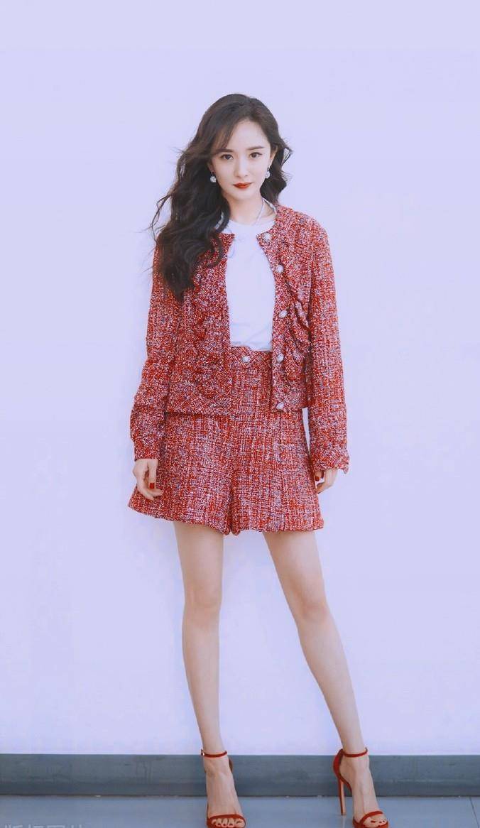 原创杨幂时尚感可真强长款西装外套搭配复古百褶裙凸显优雅知性美