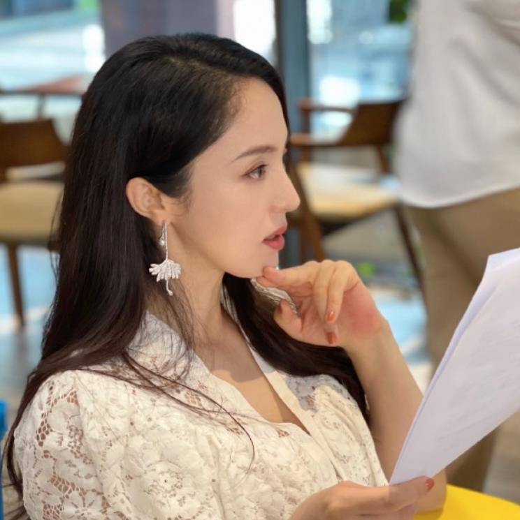 41岁董璇气质变化大,红色西装压迫感十足,离婚2年越来越美_苏小玎