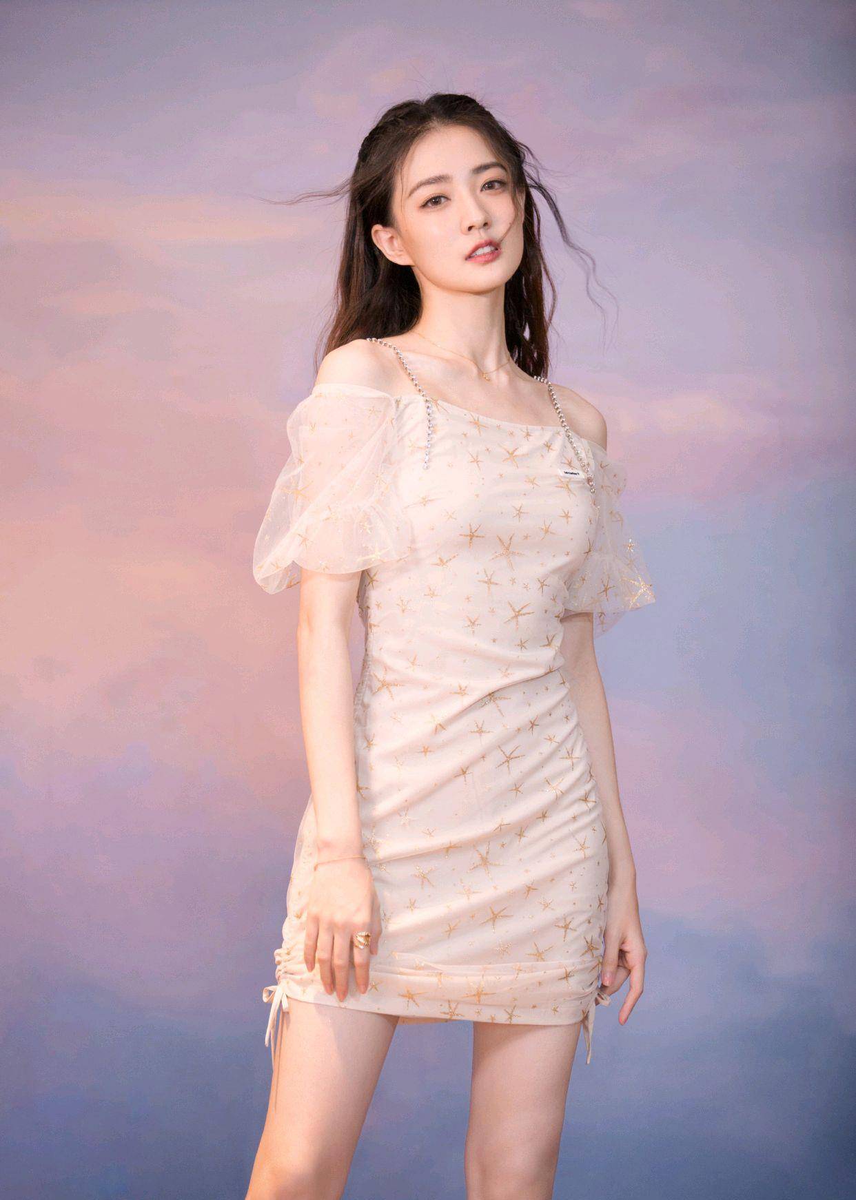 徐璐不是装美而是真美身穿杏色泡泡袖连衣裙既清纯又时髦