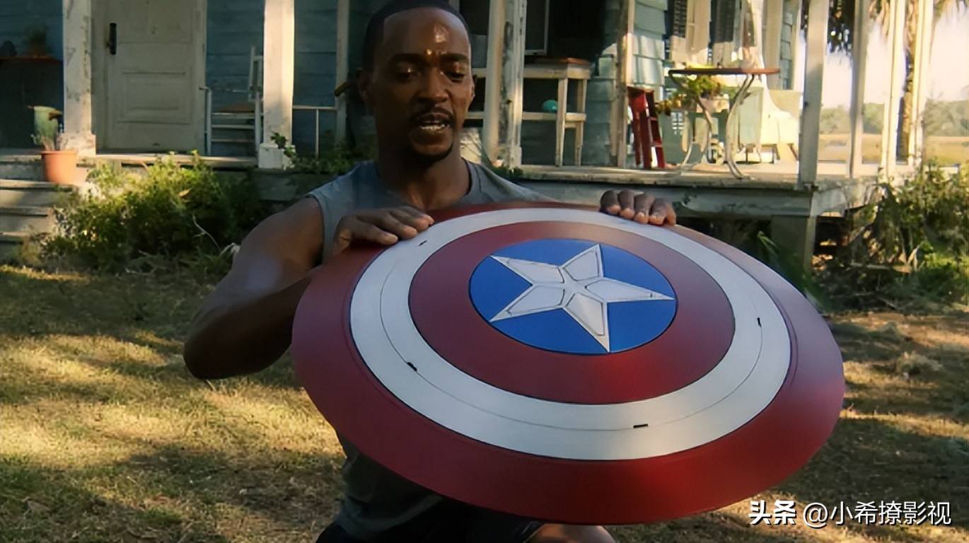 因为在《复联4》之后,美国队长斯蒂芬罗杰斯把盾牌送给了他.