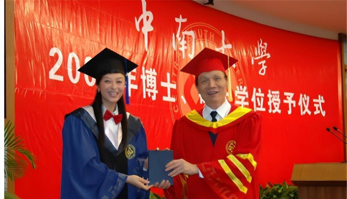 原创舒高已经46岁了略施粉黛气色极好再嫁大16岁老公终获幸福