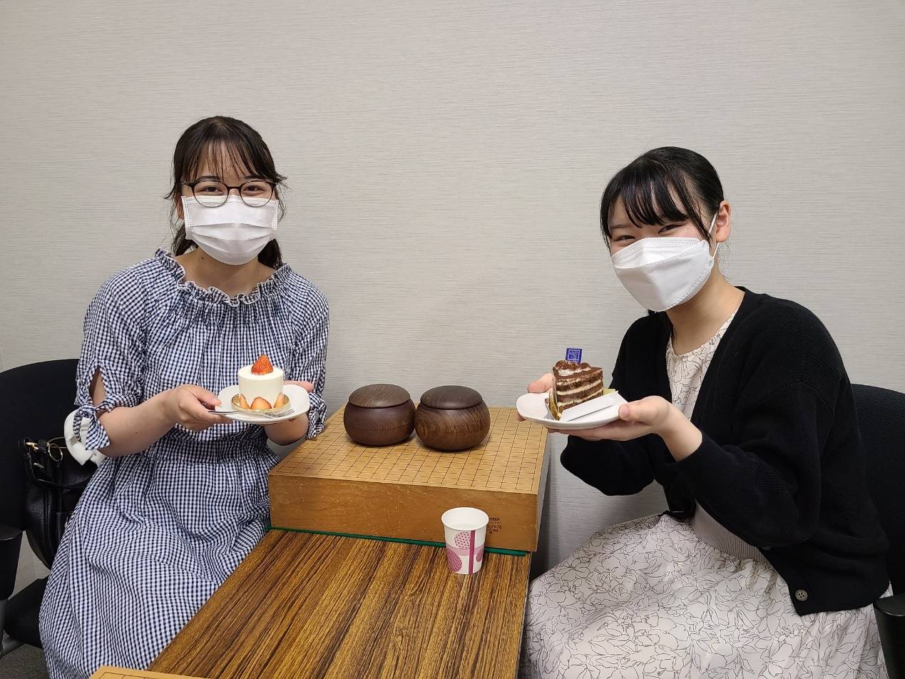 第一局记录员为塚田千春初段(女,小西理章初段(右.