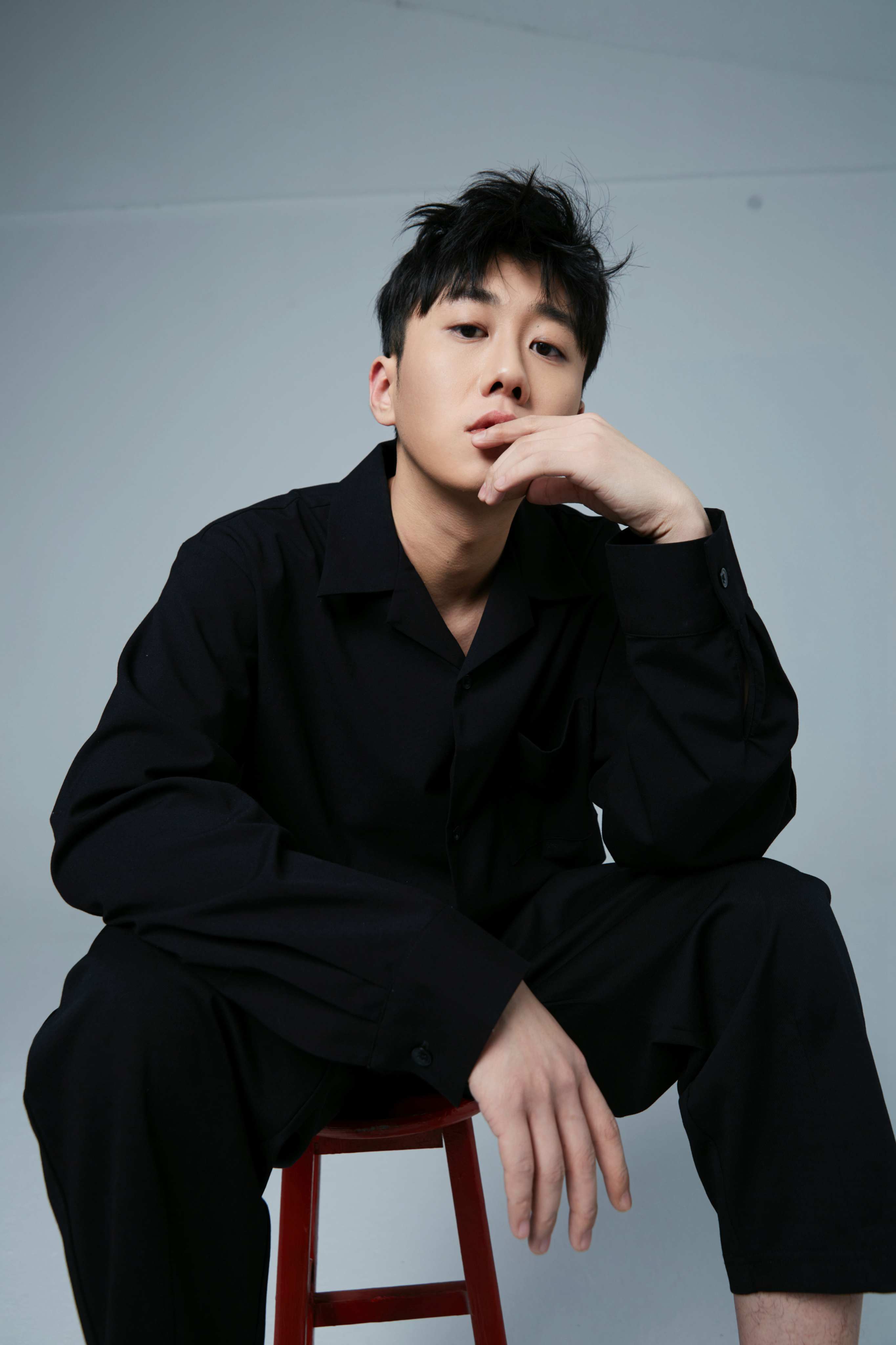 原创姜冠南解锁冷色调极简风大片恣意洒脱尽显不羁少年气