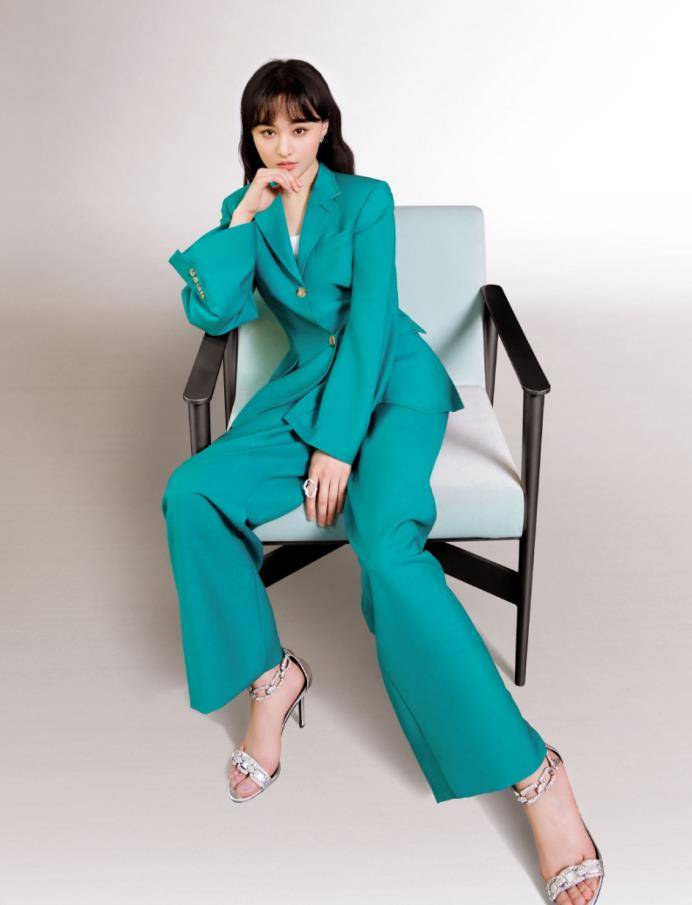 染金色短发穿帅气西装,48岁还少年感十足_气质_休闲_郑爽和