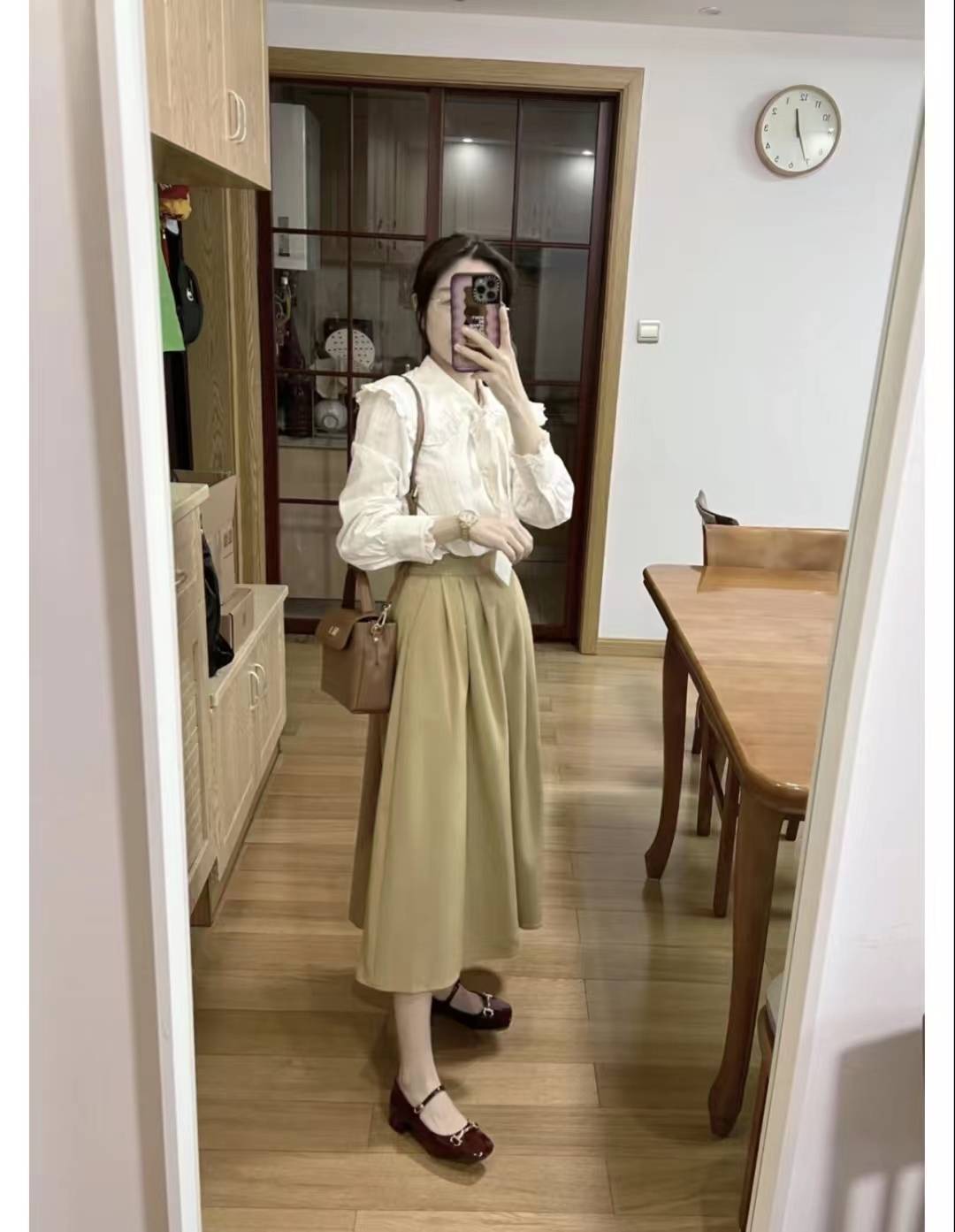 卡其色半身裙搭配什么颜色上衣好看