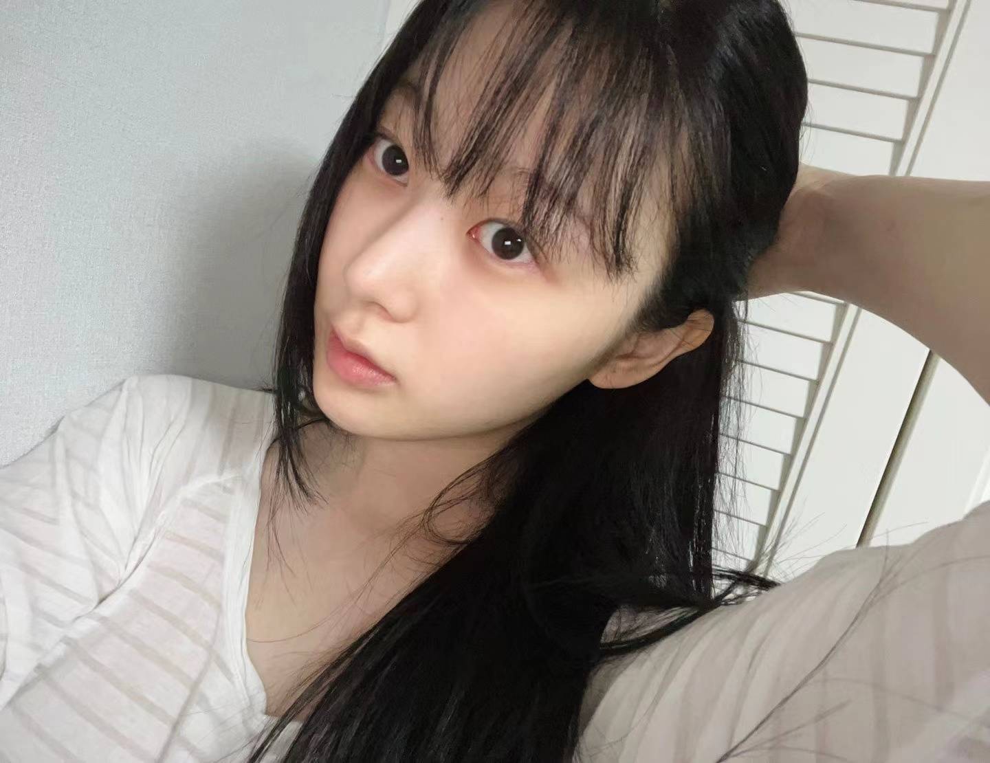 22岁aespa成员giselle,晒素颜自拍,外表与众不同的利落美人_黑发_自然