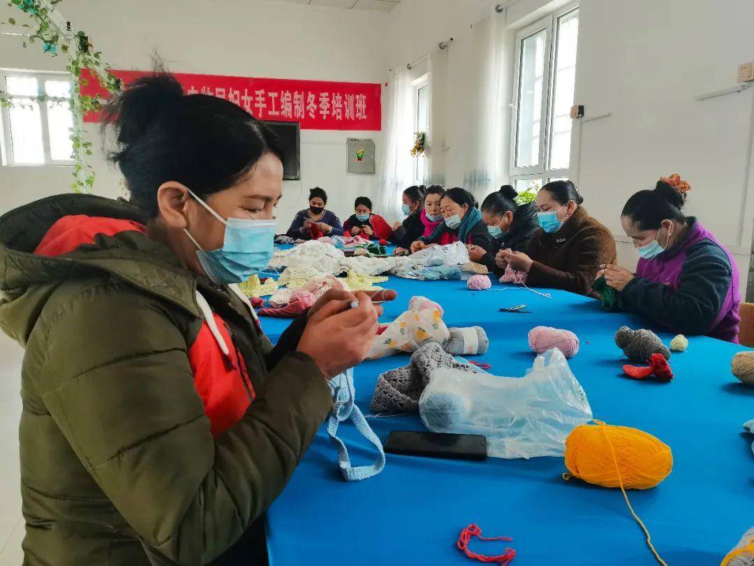 巩固拓展脱贫攻坚成果手工编织培训班为巧妇编织一条致富路