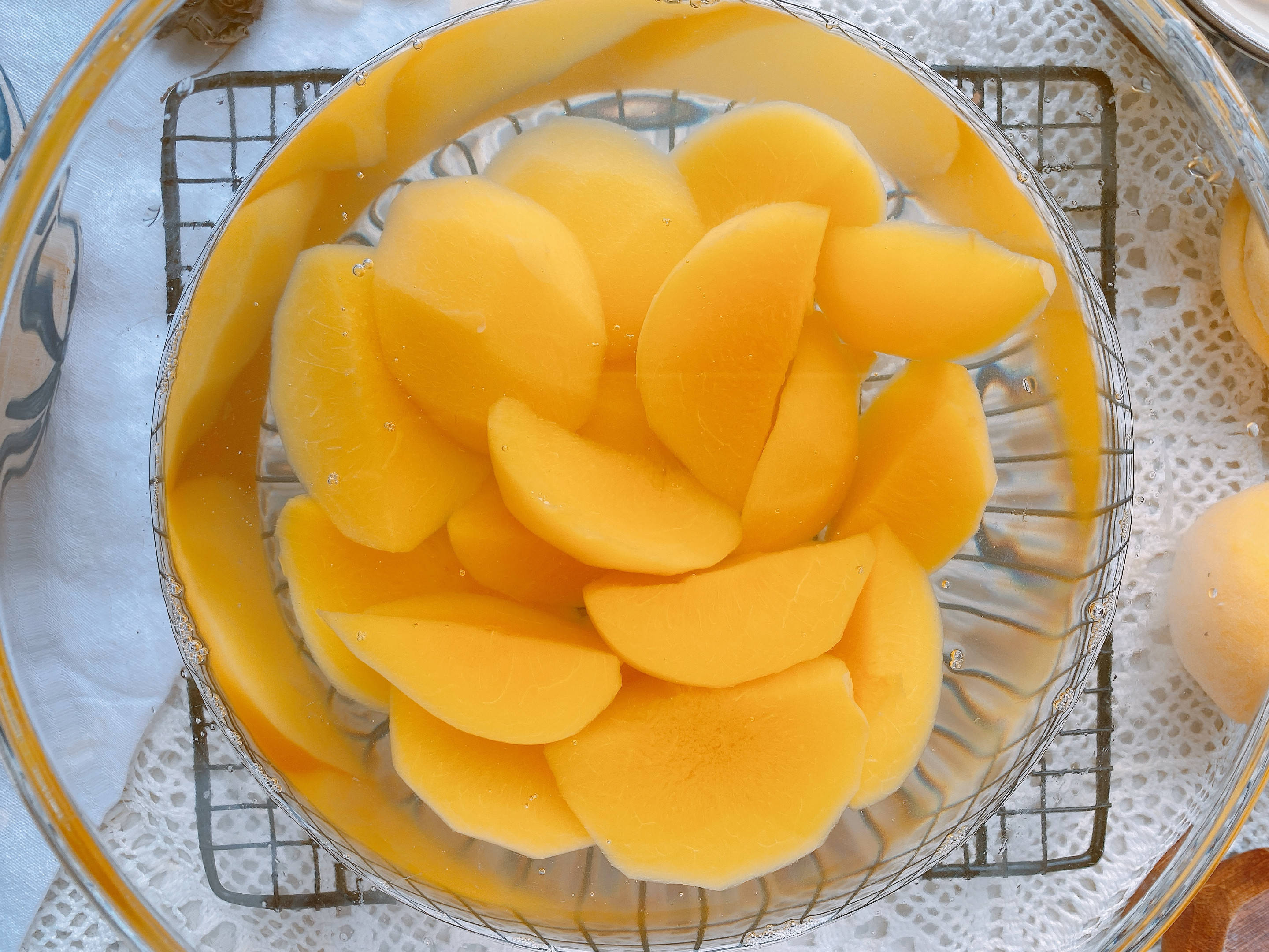 根据喜好决定即可;黄桃糖水的做法总结:11,做好的黄桃罐头冰镇之后,来