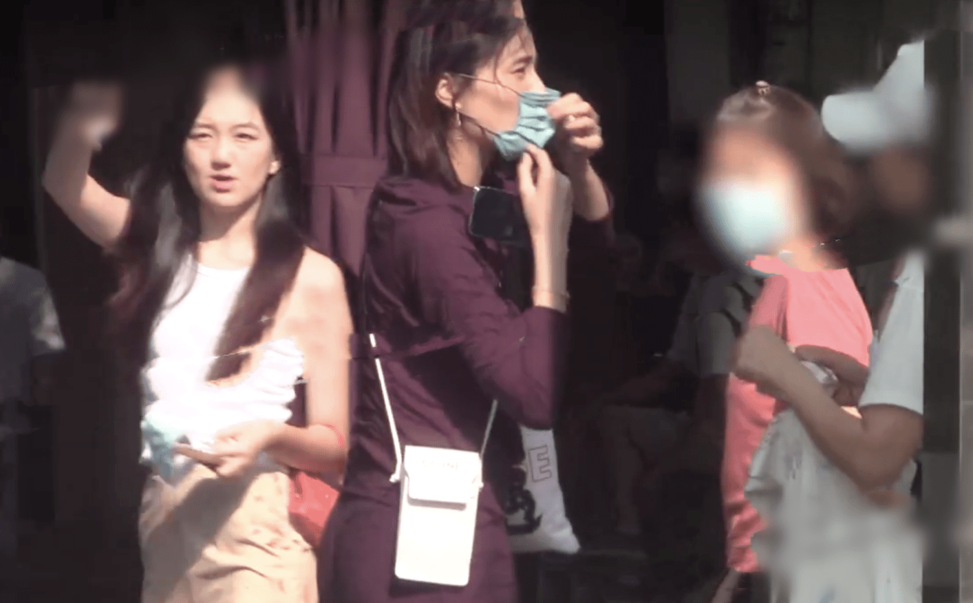 海哈金喜带娃陪继女买衣服,为李嫣挑选如生母