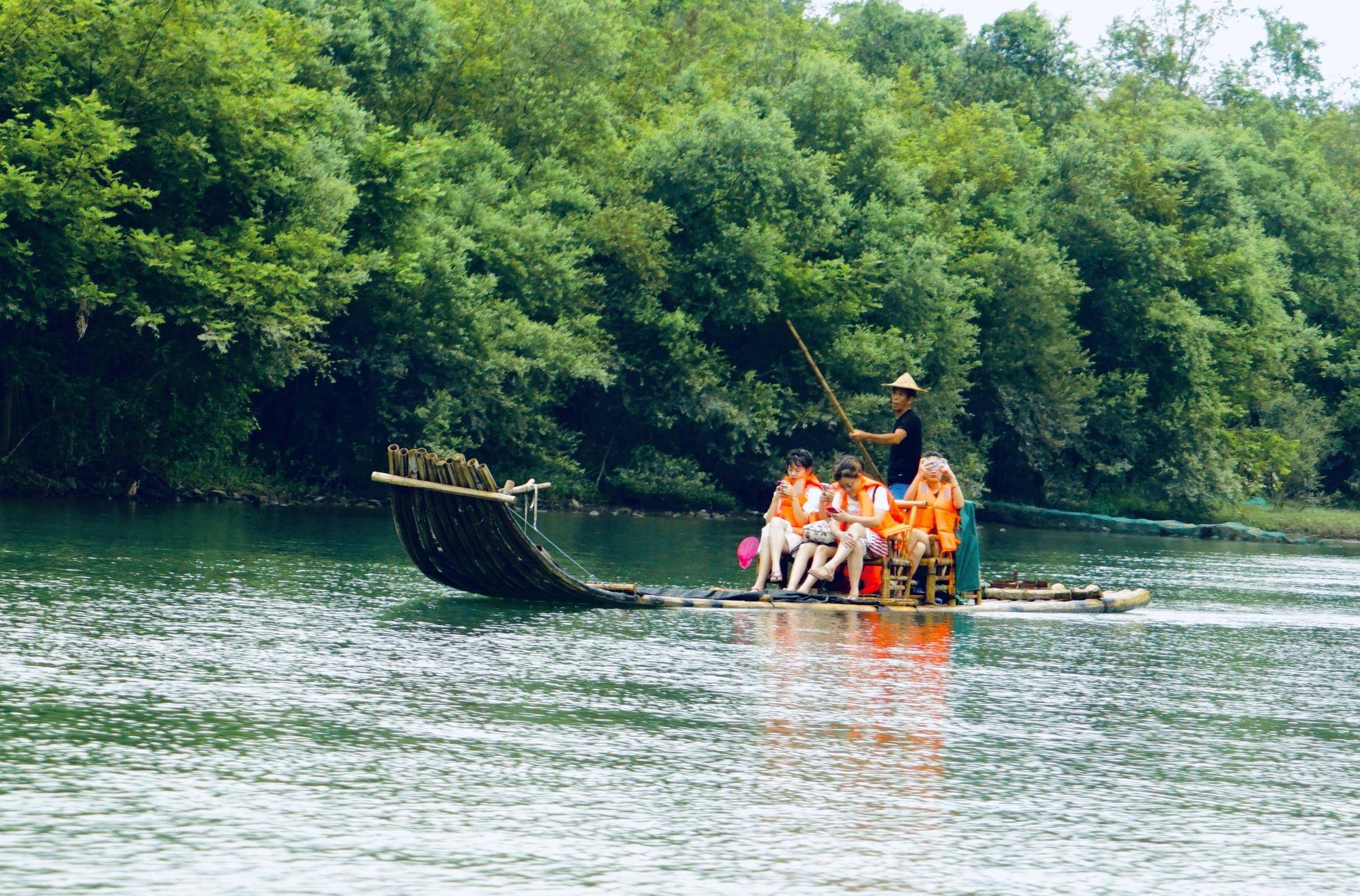 温州楠溪江如诗如画坐竹筏顺水漂清凉一夏浙江夏日避暑胜地