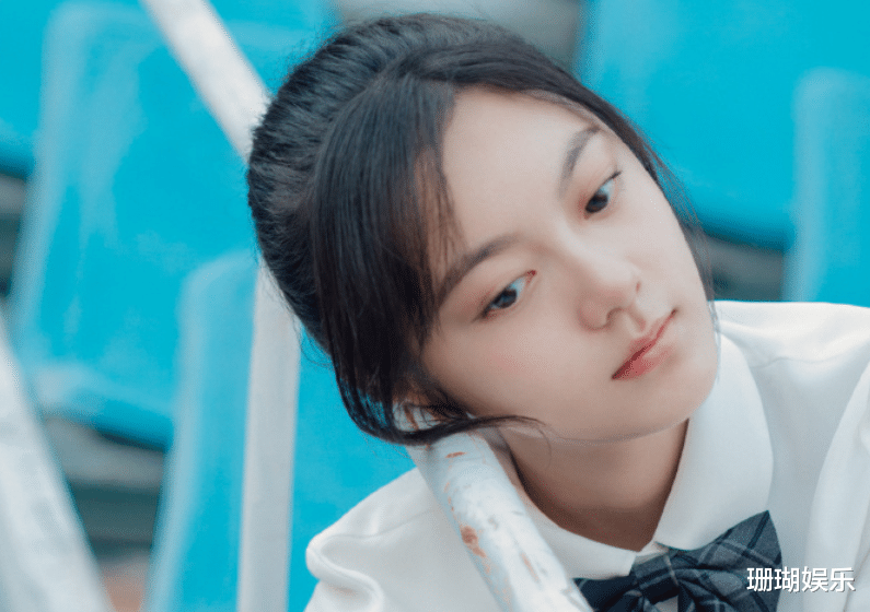 大概也是想以此告别一下自己的高中生活,赵今麦在社交平台上放出了一