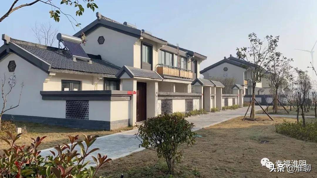 近日,记者走进三树镇联盟新型农村社区,只见青砖黛瓦白墙,小桥流水