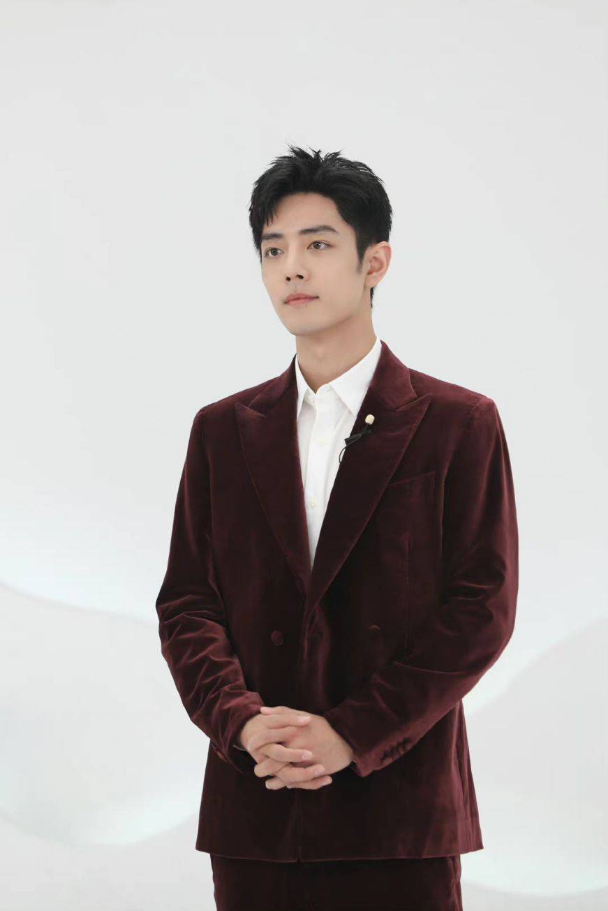 肖战风格太百变 台上干练总裁风 台下软萌男大学生 一双手更是绝了 粉紫色