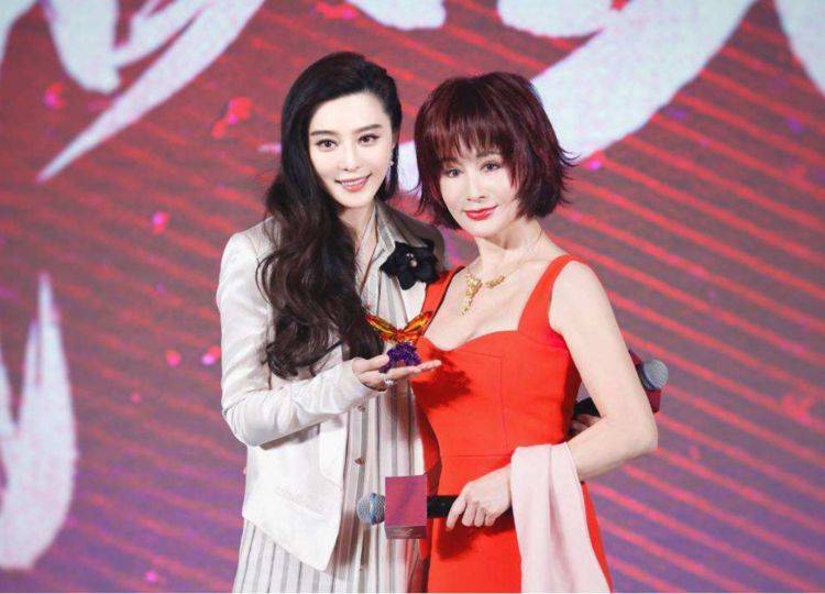 娱乐圈"最逆生长"的女星,奶奶年纪20岁面容,与冰冰合照更显嫩_容貌_小