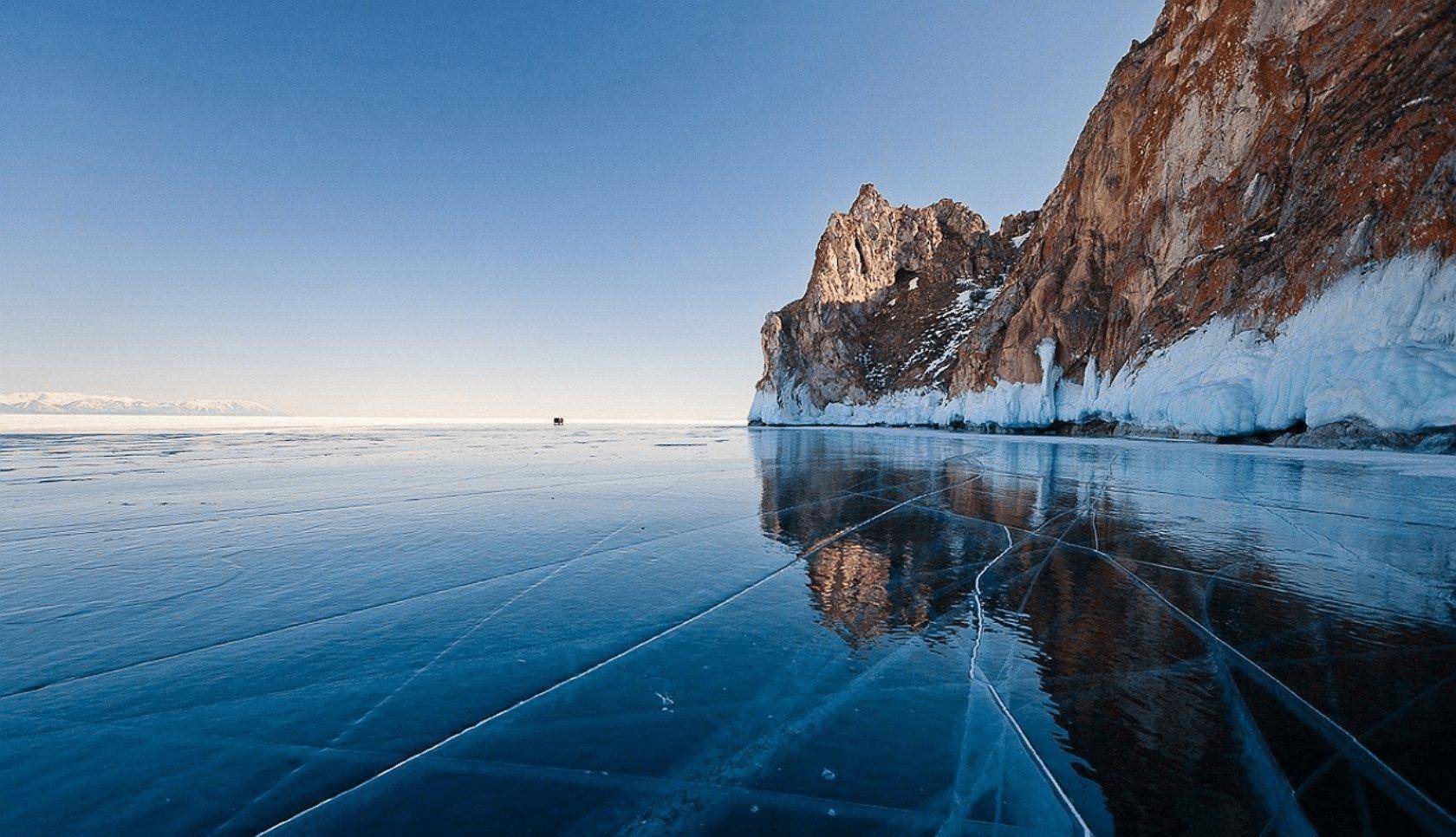 世界上最古老最深的湖泊，冬天结的是蓝色的冰，看上去特别美丽