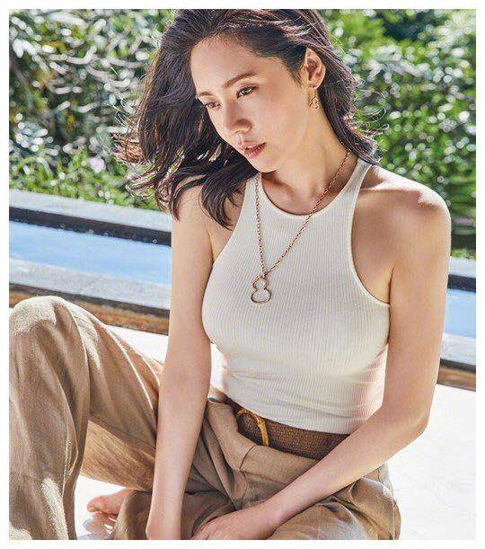 秋瓷炫巴厘岛拍写真,换多套造型尽显女神魅力,哪像40岁辣妈?