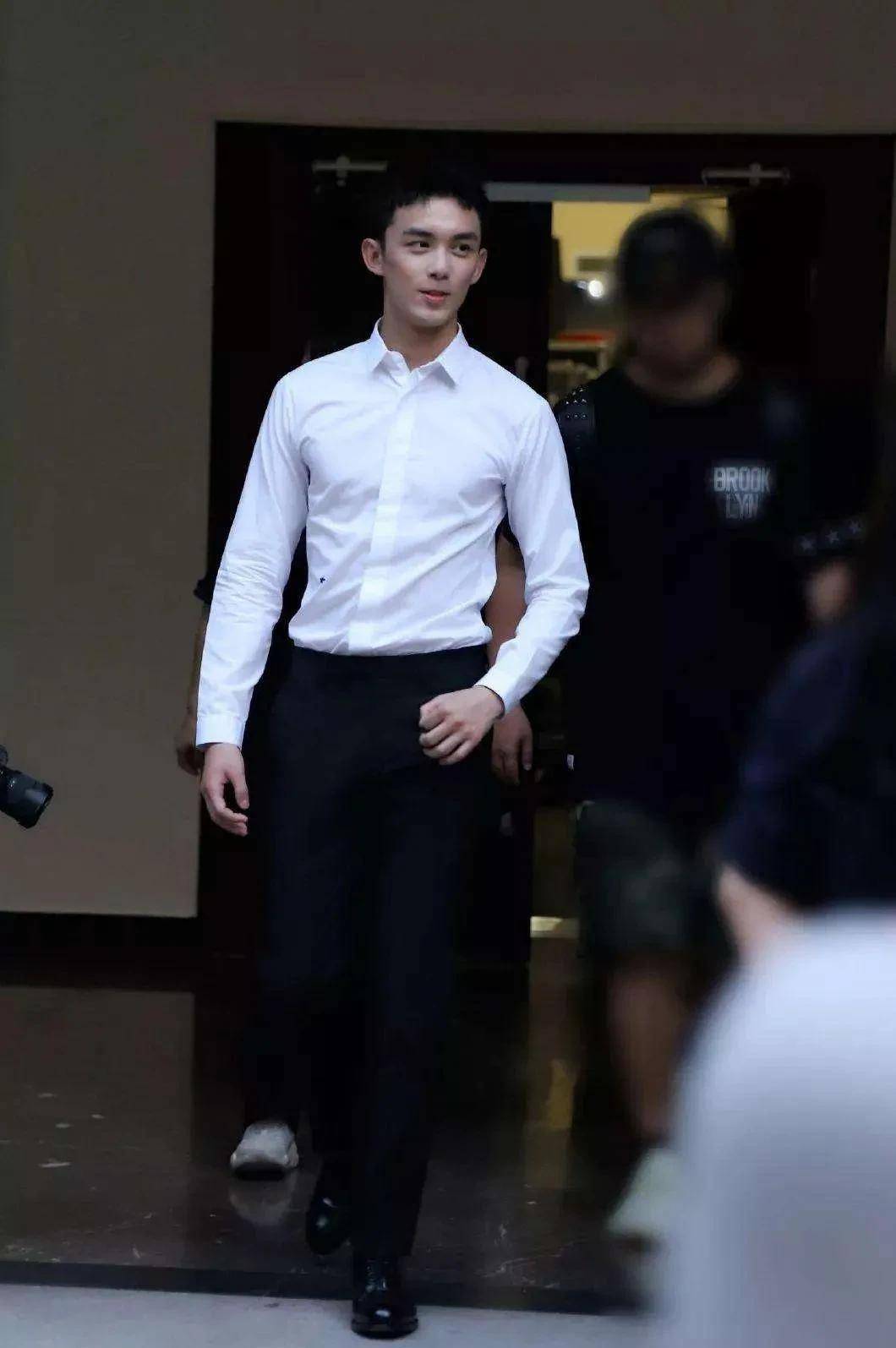 气质,清透的白色遮挡不住他健硕的身材,白色衬衫搭配黑色西裤穿得工整