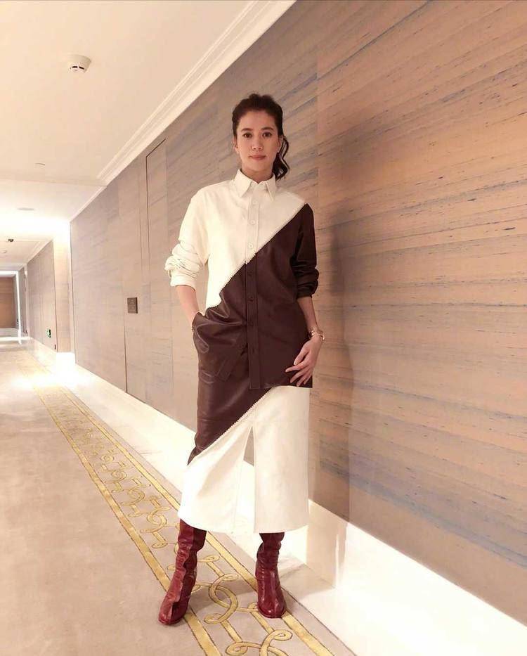 原创袁咏仪身穿牛仔衬衫搭配蓝色牛仔裤露出纤细的手臂和好身材