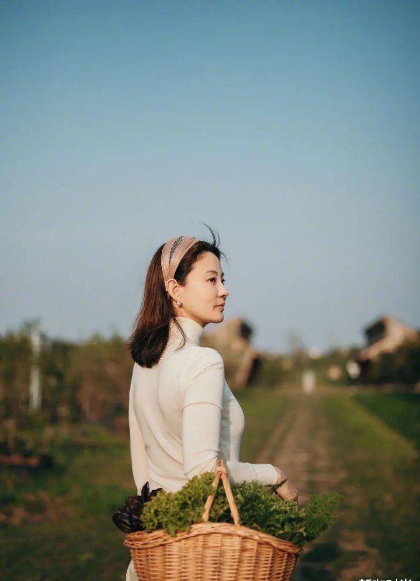 原创刘芳菲不愧是女神白色针织衫搭米色长裤身材气质一把抓