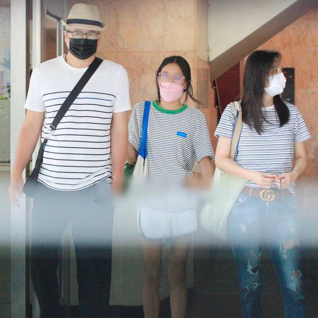 张庭一家四口返台探亲,带女儿刷黑卡买平价衣