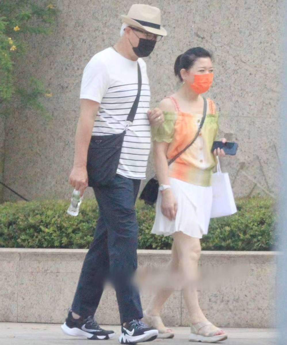 张庭一家四口返台探亲,带女儿刷黑卡买平价衣