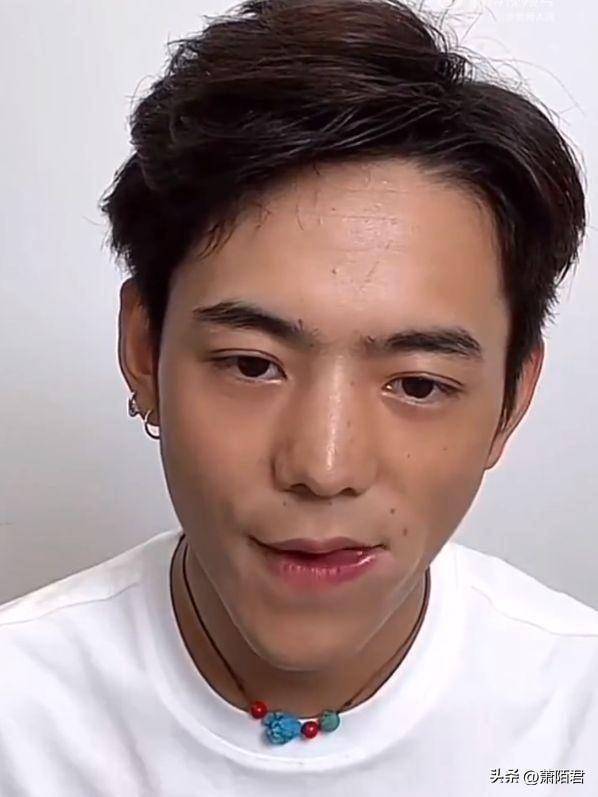 丁真直播状态引热议,皮肤黝黑抬头纹明显,颜值下滑老了十岁