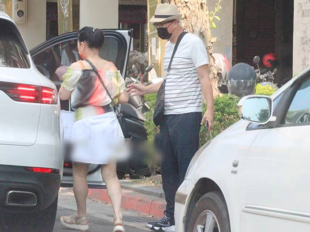 张庭一家四口返台探亲,带女儿刷黑卡买平价衣