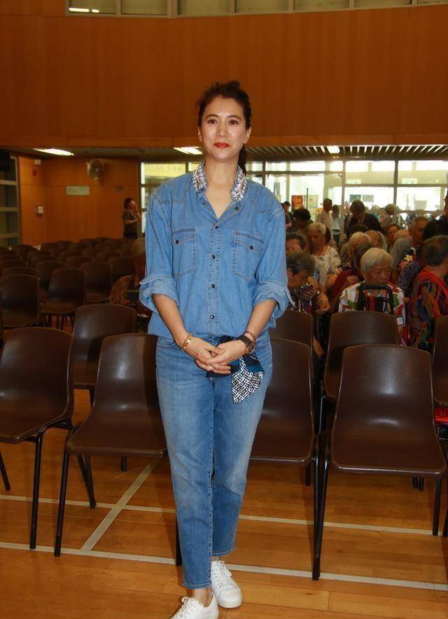 原创袁咏仪身穿牛仔衬衫搭配蓝色牛仔裤露出纤细的手臂和好身材