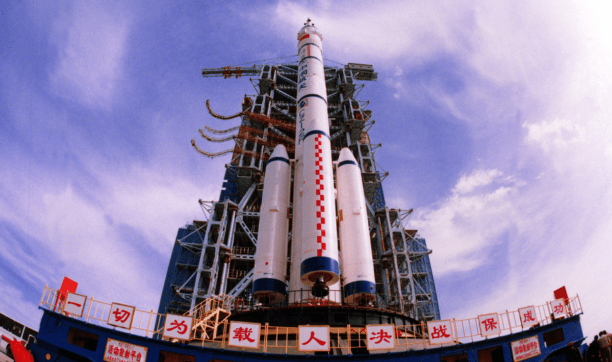 神舟五号——中国的第一艘载人航天飞船,搭载着中国第一名宇航员