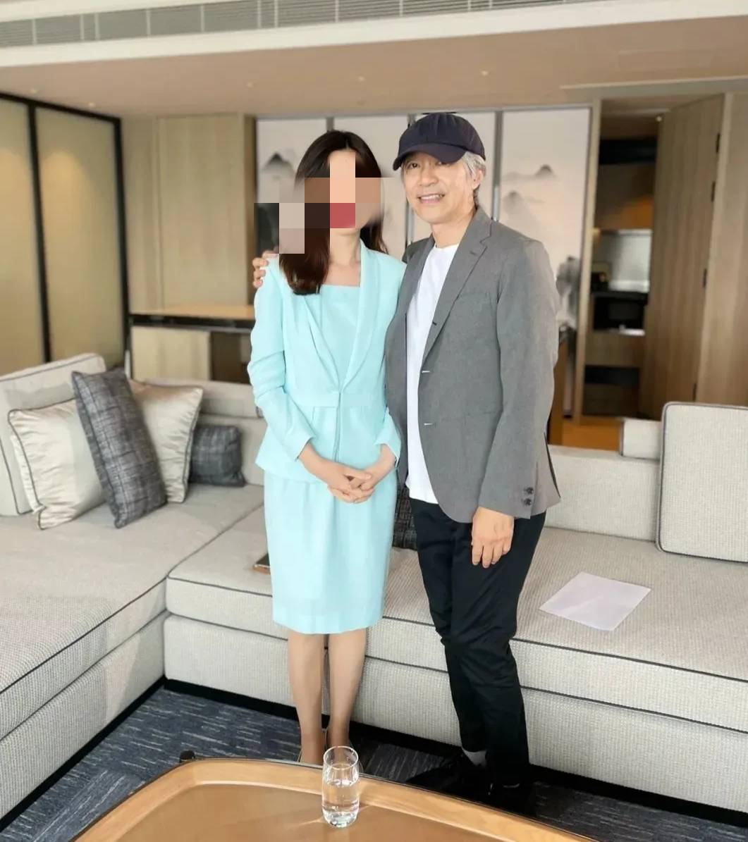 周星驰近照满头白发苍老得让人心疼无子女无老婆要独身一辈子