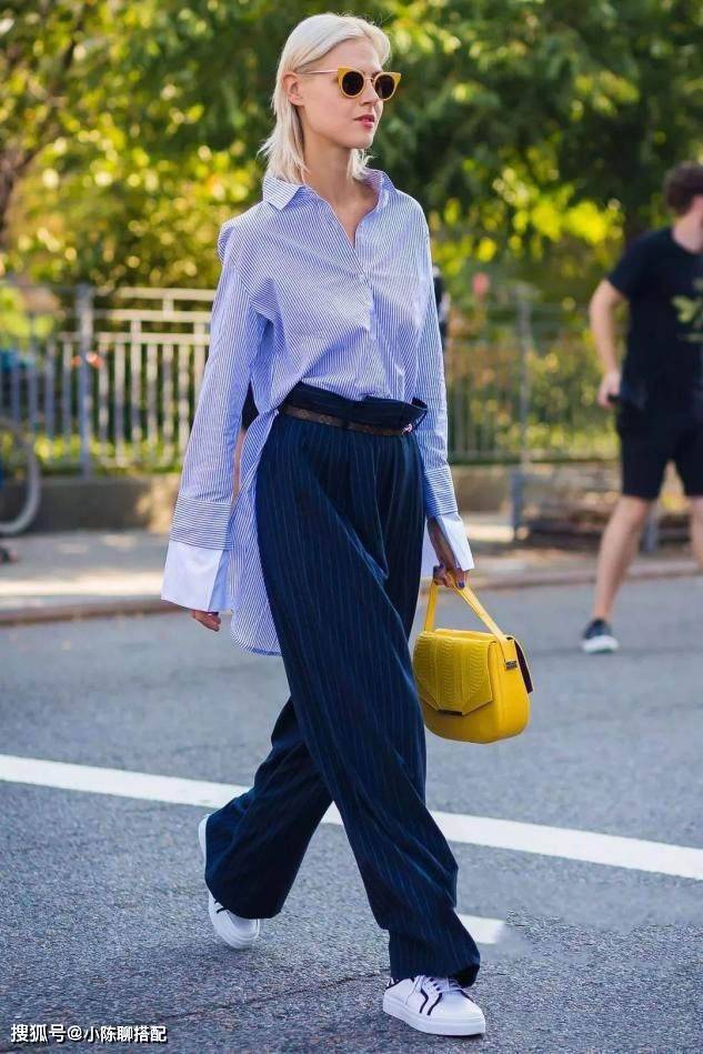 中年女人穿阔腿裤:长不能拖地,短不能到大腿,鞋不能搭拖鞋