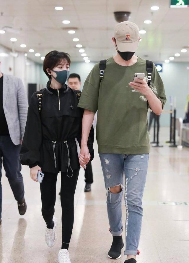 陈小纭于小彤现身,拼色卫衣配运动裤精致可爱,于小彤男友力十足_显得