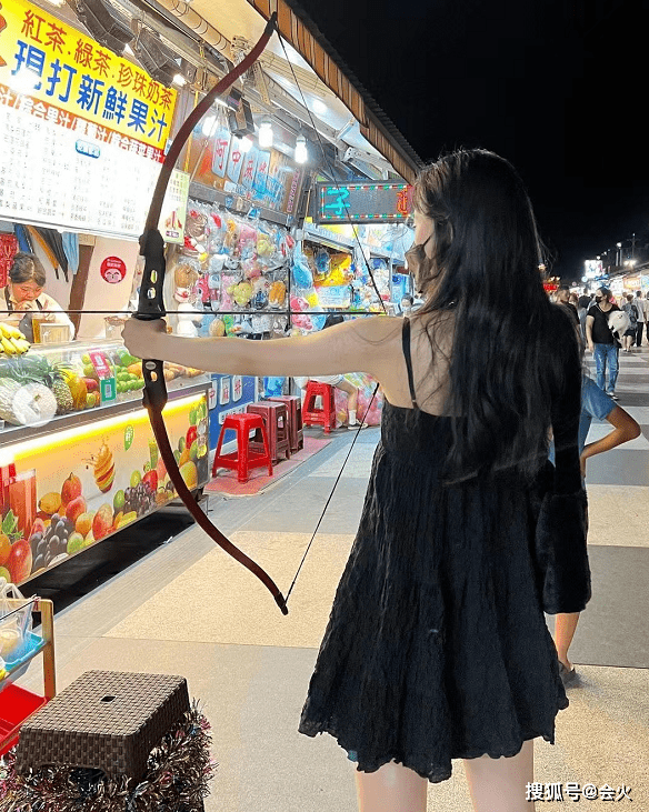 小S二女儿近照曝光!穿吊带烫大波浪不似15岁