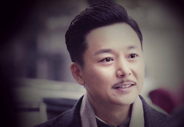 因为家就住在西安电影厂旁边,所以刘奕君从小就想做一个演员.