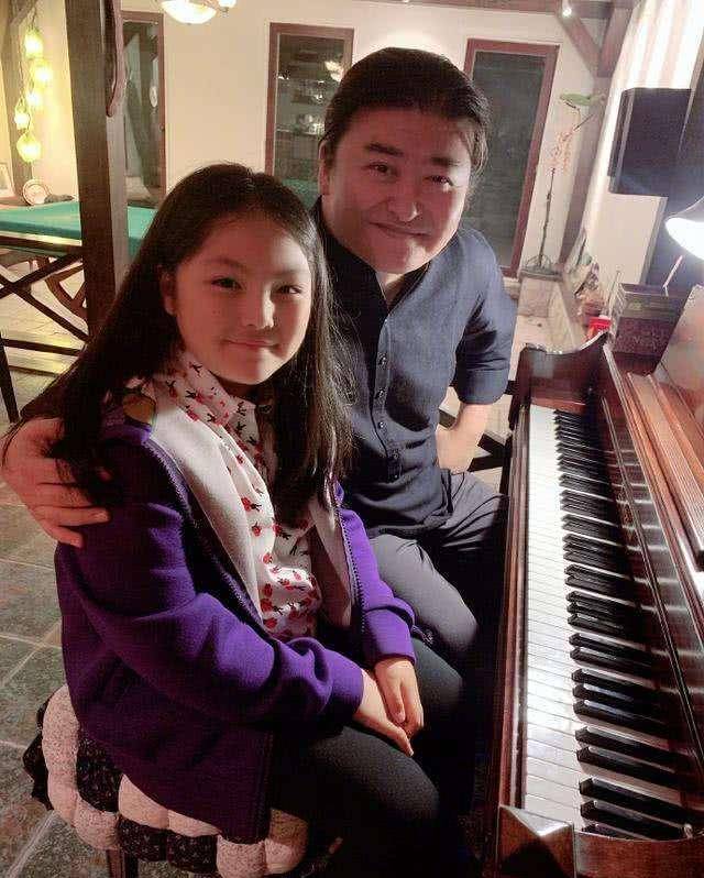 李湘一家三口户外减肥 10岁王诗龄瘦出尖下巴 王岳伦大肚腩抢镜 女儿 生活 运动