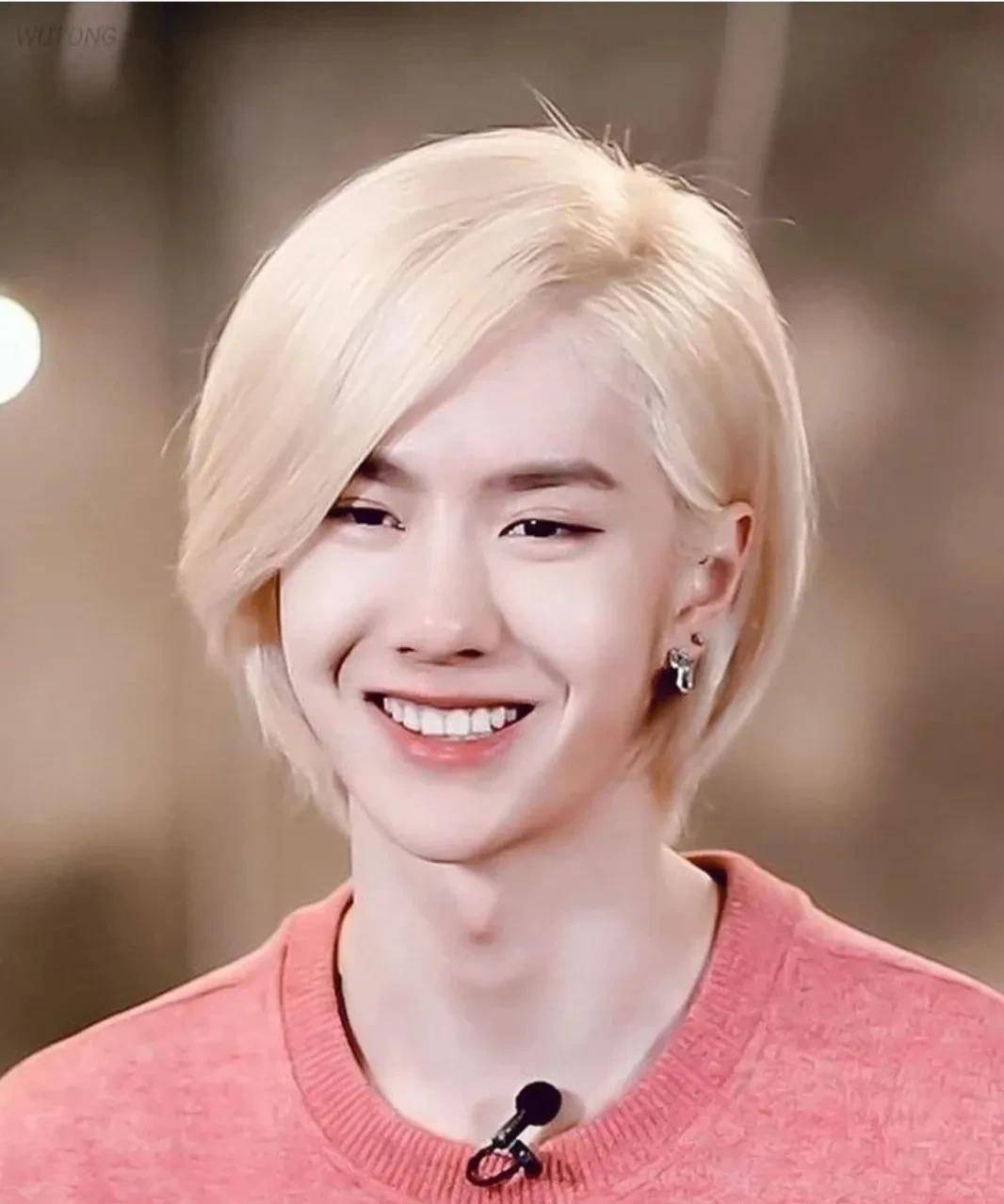 王一博早期的白牡丹照片,一头金色头发,看起来好好看_感觉_少爷_贵族