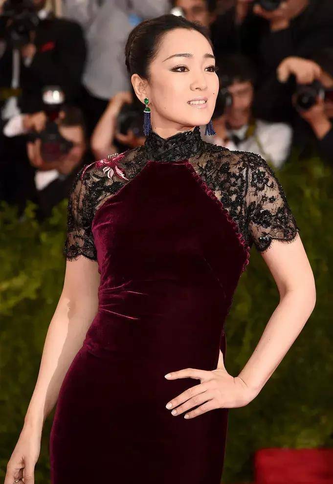 前一段时间陈可辛把中国女排搬上大荧幕,巩俐来演郎平,这二人的外形