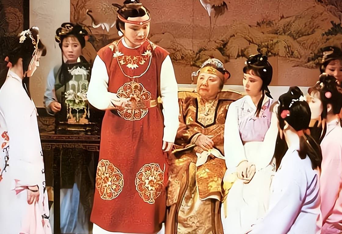 汗巾是传情物件,红楼梦中宝玉与袭人夜里换汗巾,背后有何深意?