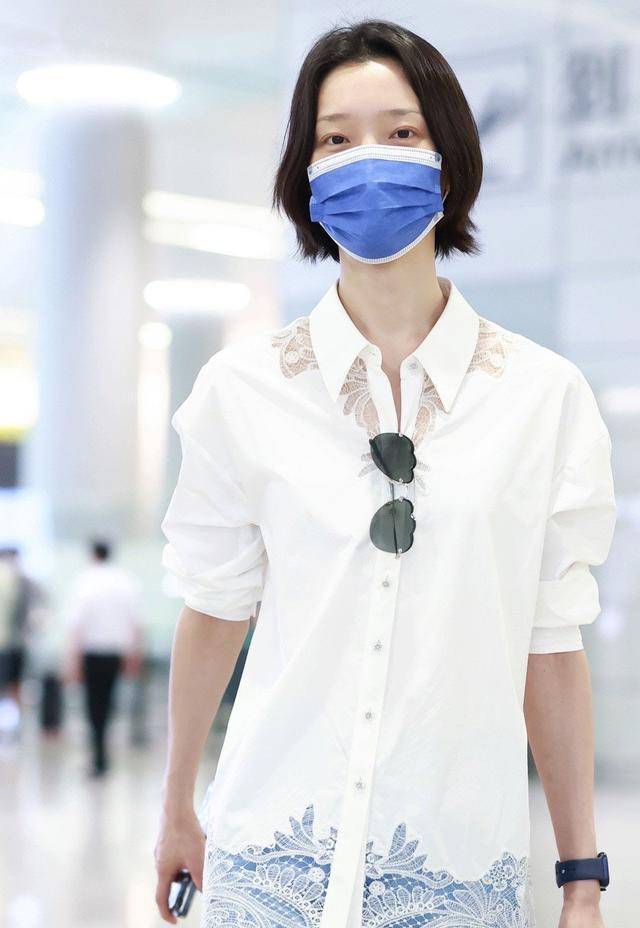 杜鹃不愧是超模，穿简单的白衬衫走机场还素颜，虽日常气质仍出众-舞儿网