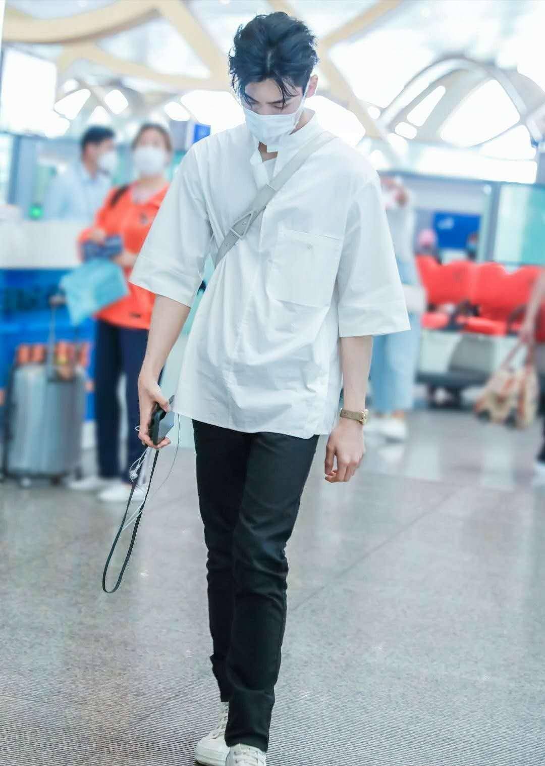 原创长腿男神王子异好帅穿短袖白衬衣搭黑长裤现身干净清爽又时髦